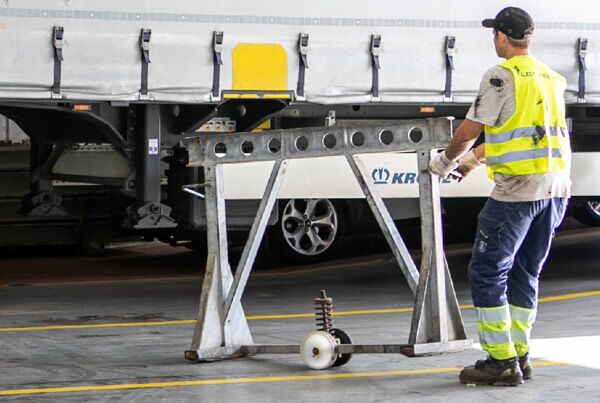 Bei Hans Lehmann kommen moderne Umschlaggeräte namhafter Hersteller zum Einsatz.